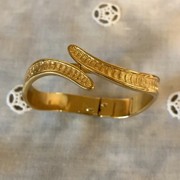 Vintage Monet bangle bracelet - Picture 2 of 5